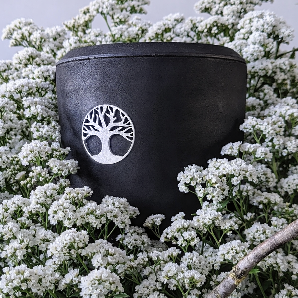 Handgefertigte schwarze Bio Kohleurne mit Lebensbaum Symbol aus der Symbol Edition, nachhaltig und biologisch abbaubar