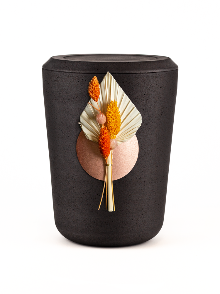 Schwarze Kohleurne mit herbstlichem natürlichem Urnenschmuck in warmen Farbtönen