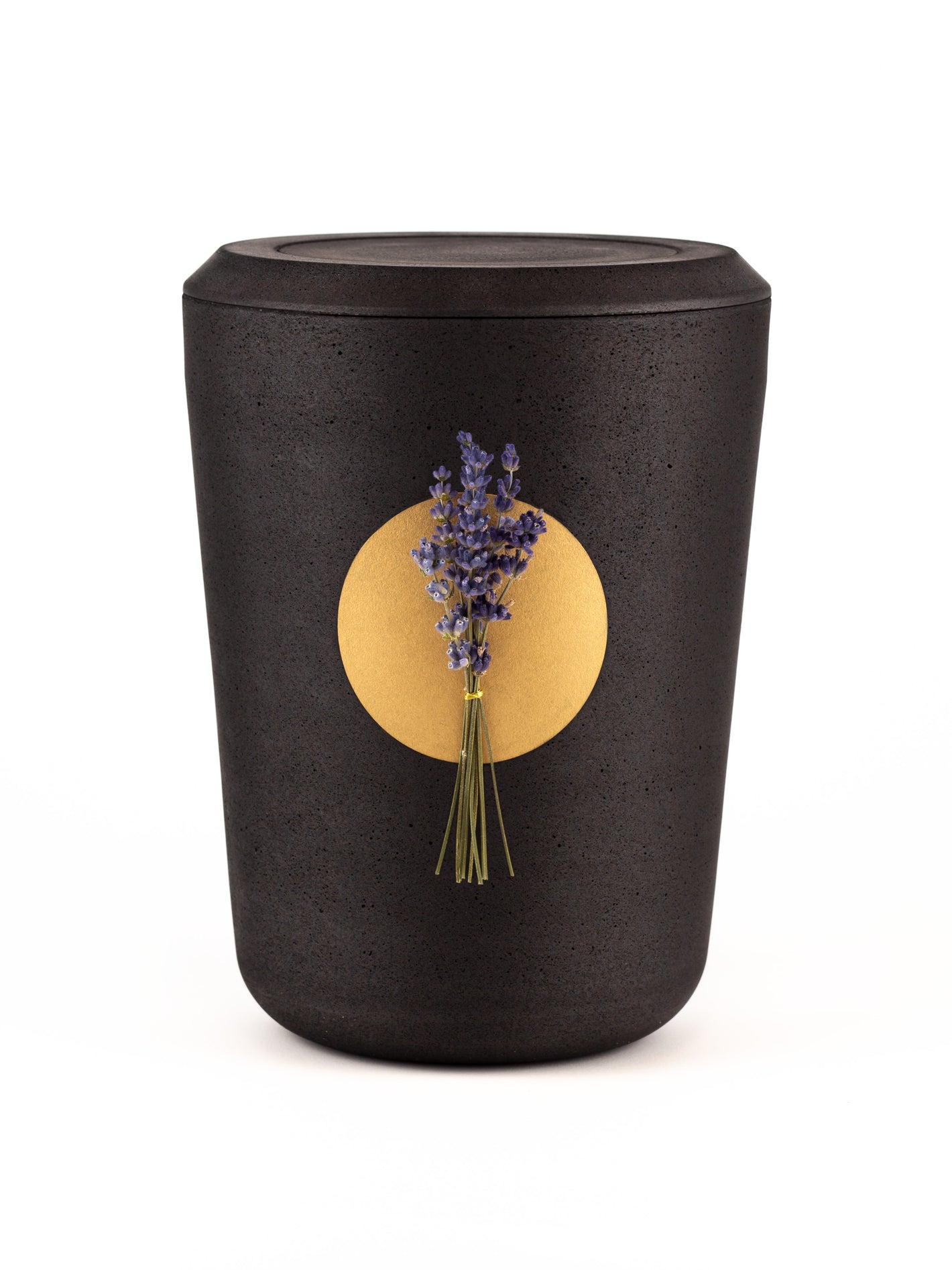 Schwarze Kohleurne mit Lavendel als natürlicher Urnenschmuck