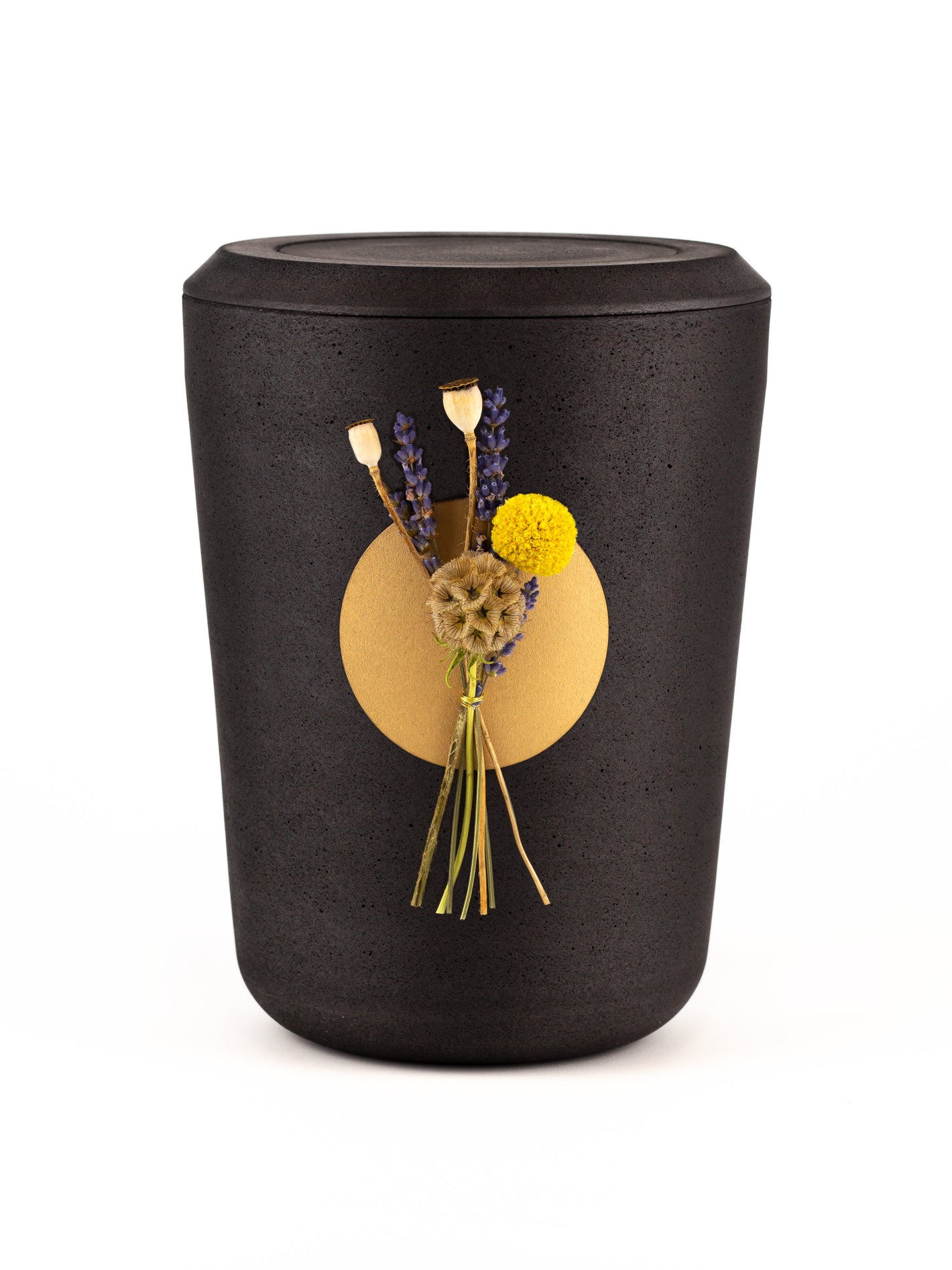 Schwarze Kohleurne mit Mohn und Lavendel als natürlicher Urnenschmuck