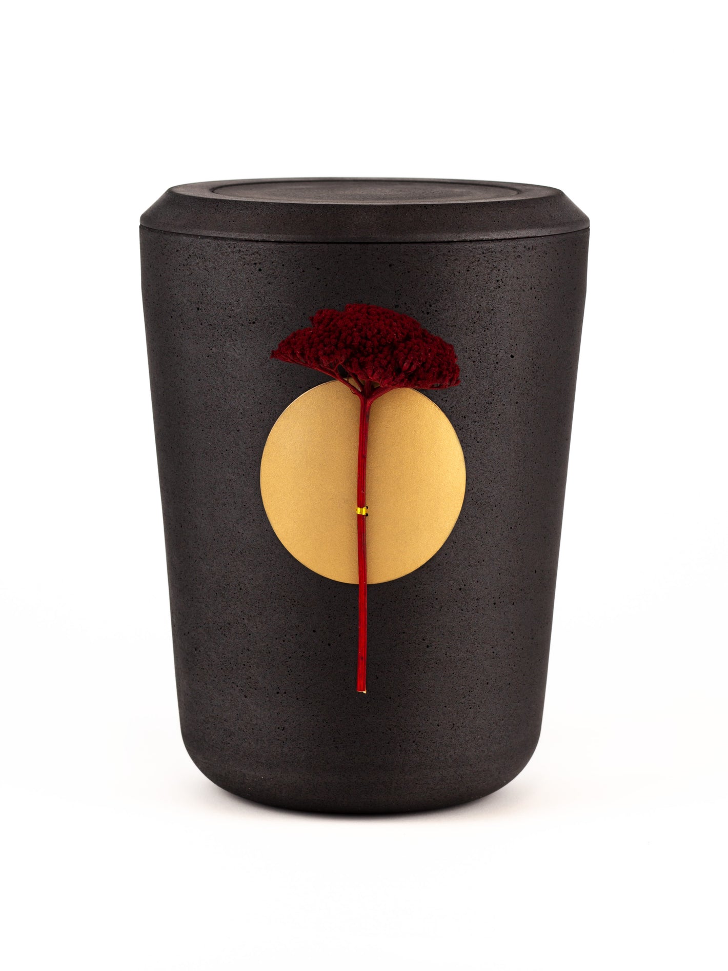 Schwarze Kohleurne mit roter Achillea als natürlicher Urnenschmuck