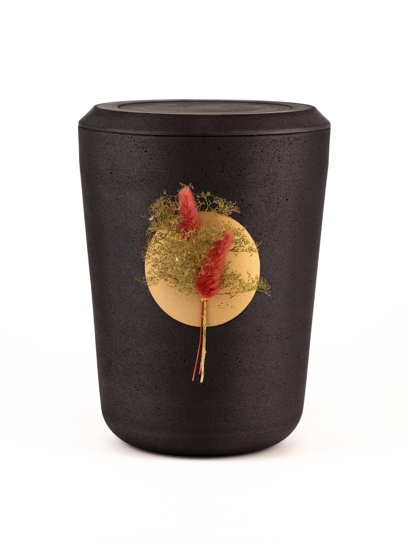 Nachhaltige schwarze Kohleurne mit Lagurus und Meerschaum als natürlicher Urnenschmuck