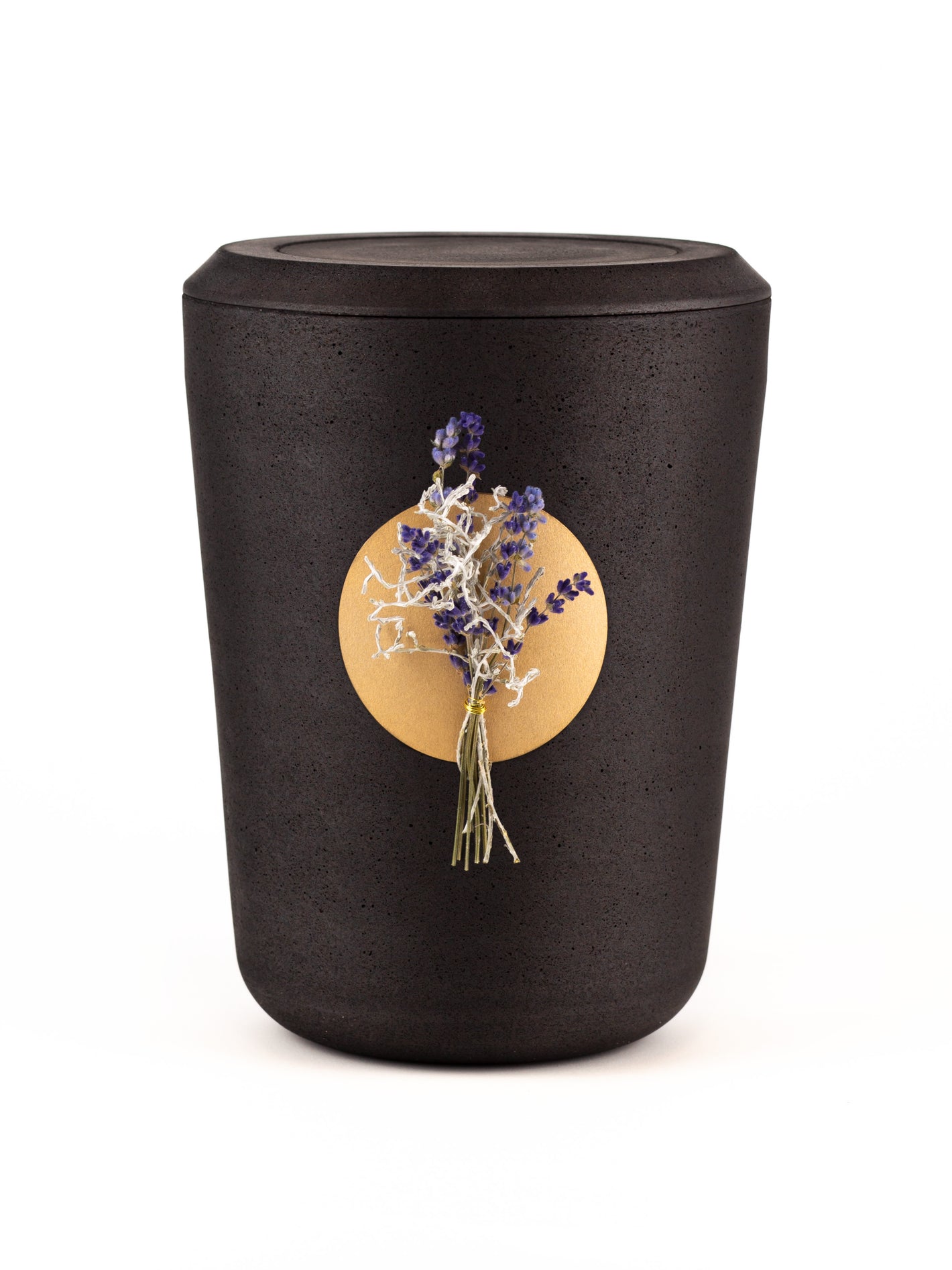 Nachhaltige schwarze Kohleurne mit Lavendelzweigen als natürlicher Urnenschmuck