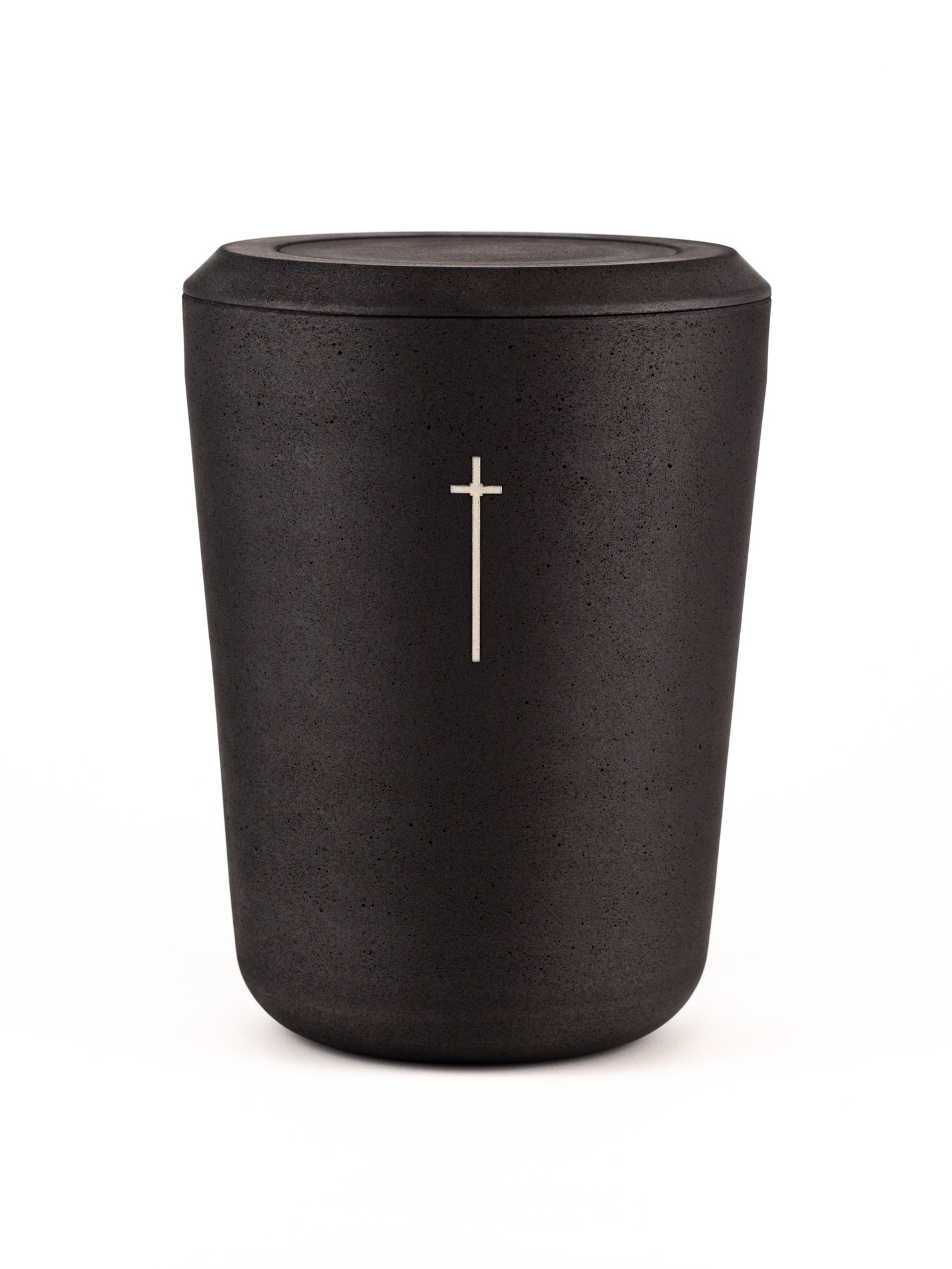 Biologisch abbaubare schwarze Kohleurne mit kleinem Kreuz als schlichtes Schmuckelement