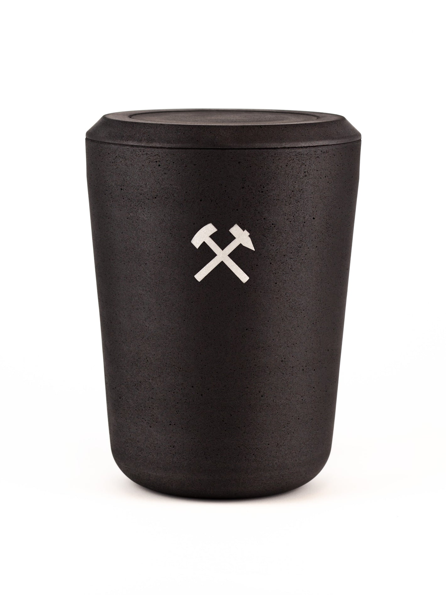 Biologisch abbaubare schwarze Kohleurne mit Schlägel und Eisen als Bergbau Symbol mit Bezug zum Ruhrpott