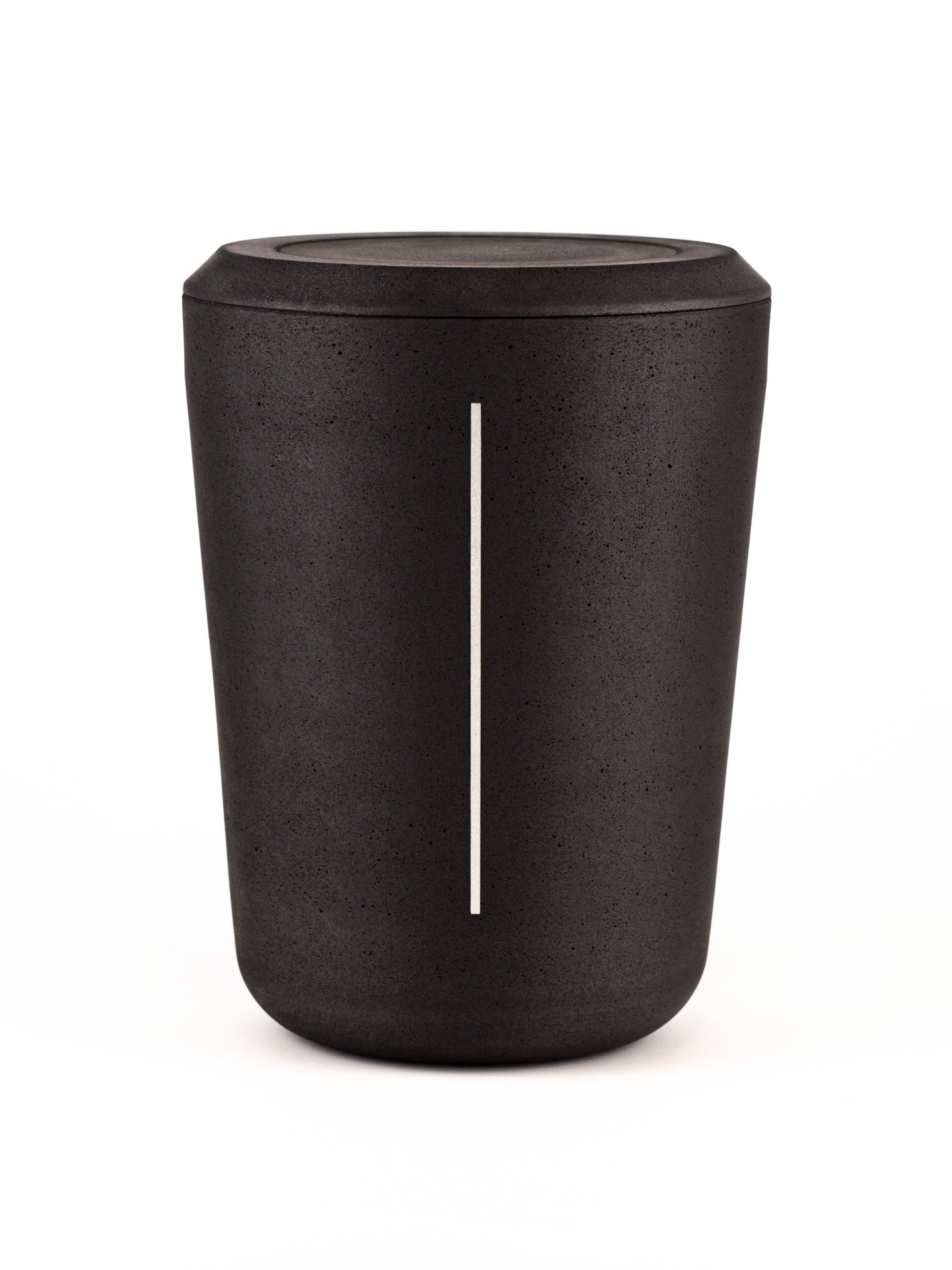 Minimalistische biologisch abbaubare schwarze Kohleurne mit feinem Linien Symbol als dezentes Schmuckelement