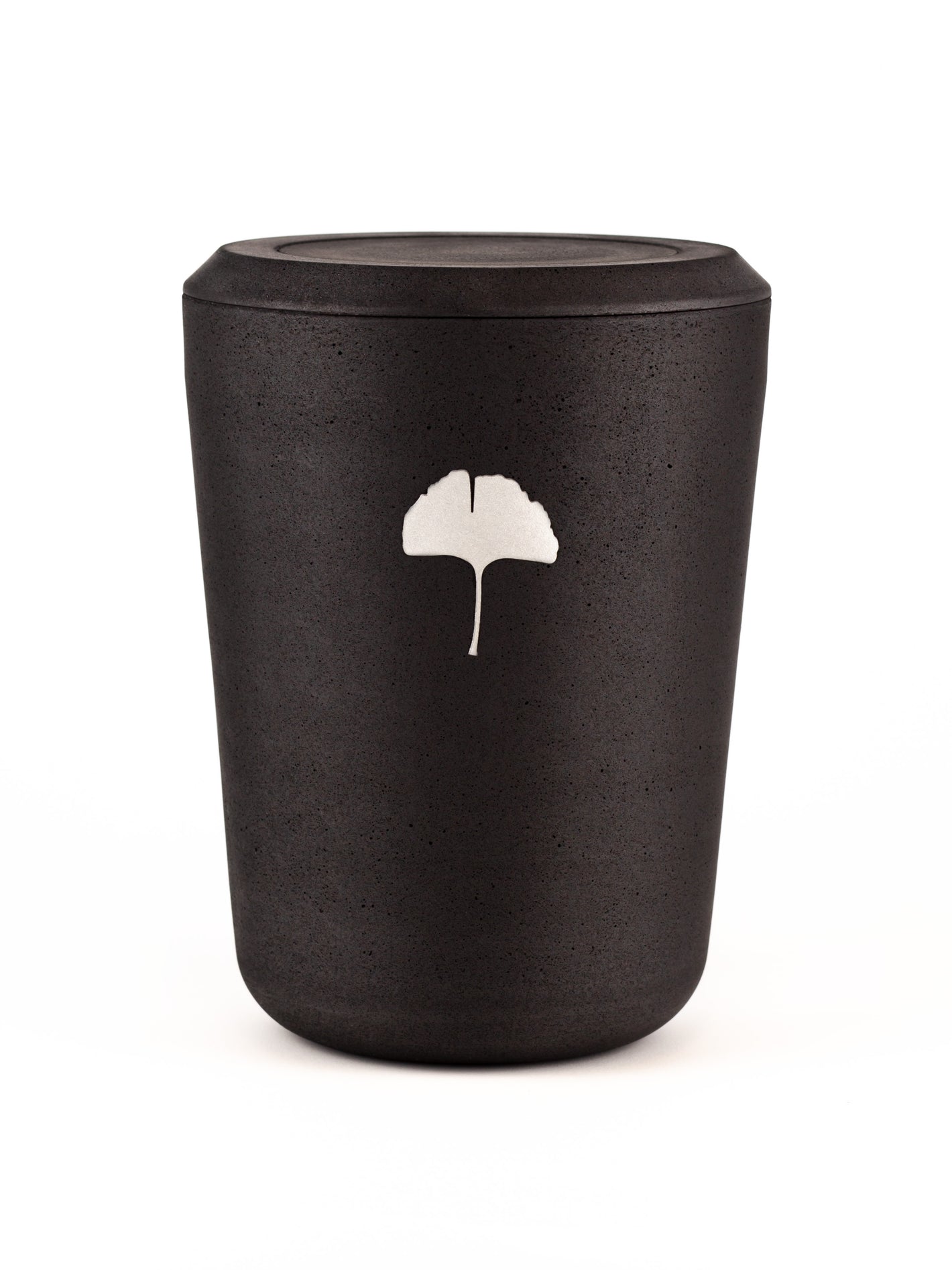 Nachhaltige schwarze Kohleurne mit Ginkgo Blatt als natürliches Schmuckelement