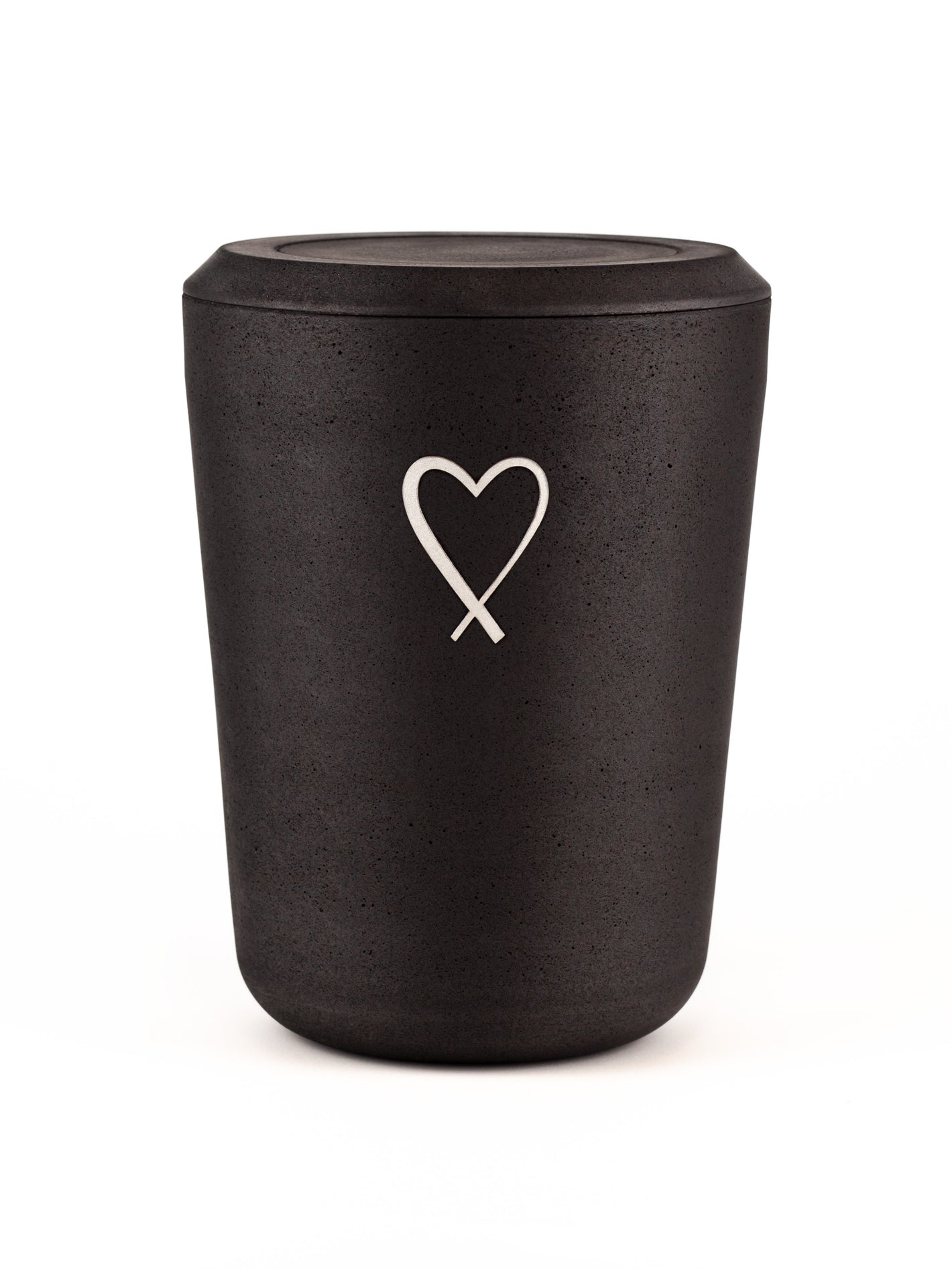 Nachhaltige schwarze Kohleurne mit Herz Symbol als schlichtes Schmuckelement