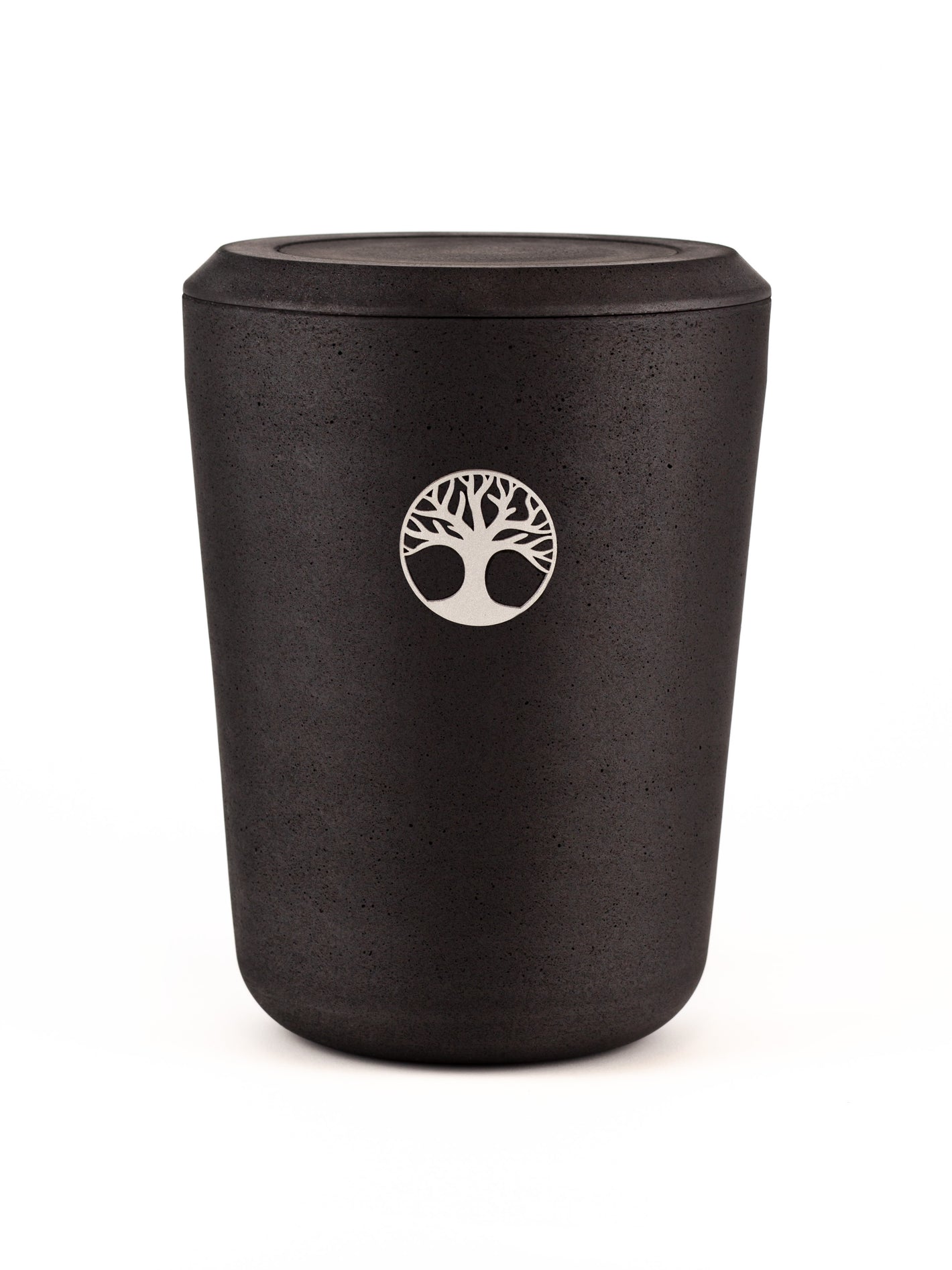 Nachhaltige schwarze Kohleurne mit Lebensbaum Symbol als spirituelles Schmuckelement