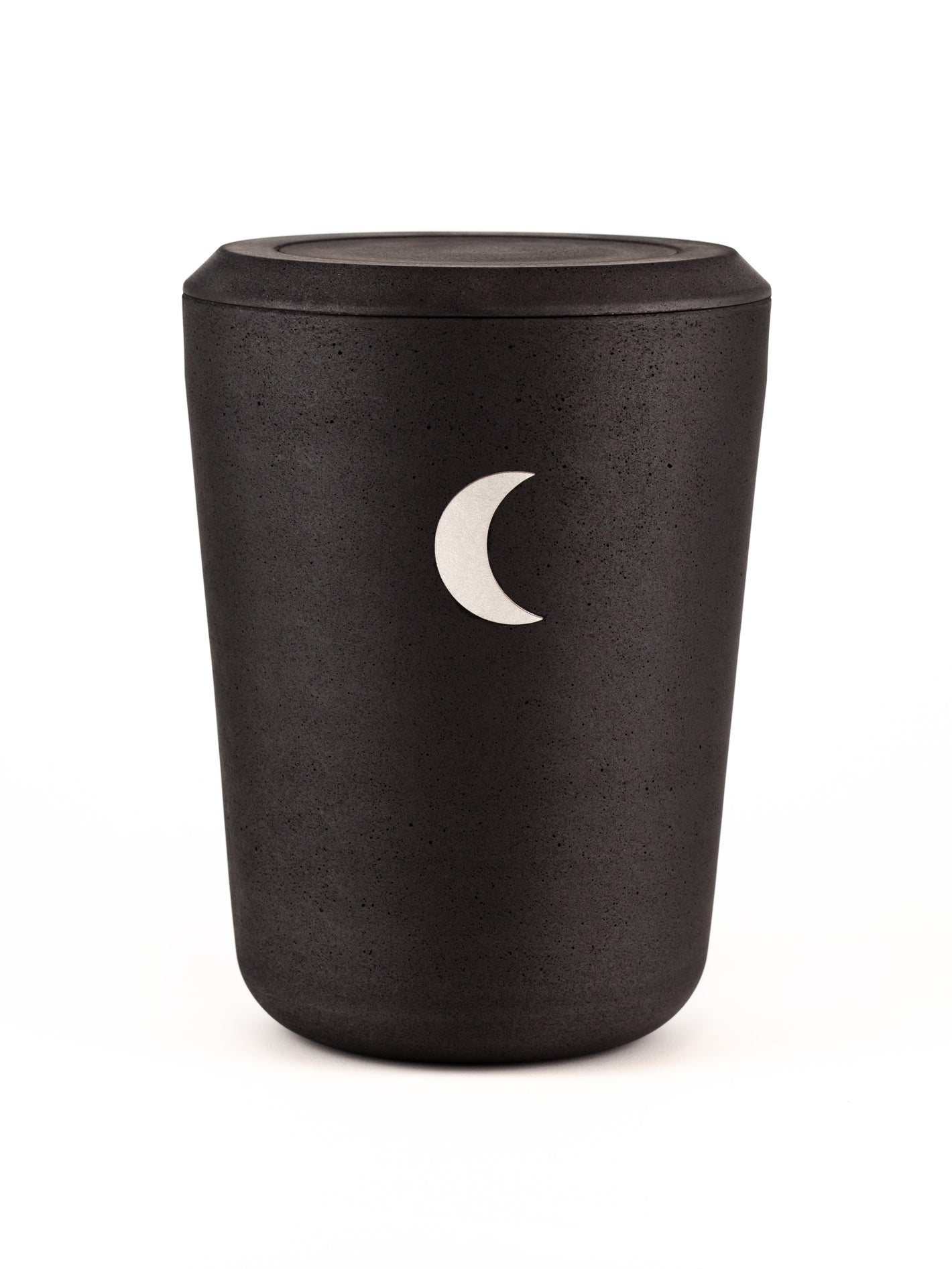 Nachhaltige schwarze Kohleurne mit Mond Symbol als schlichtes Schmuckelement