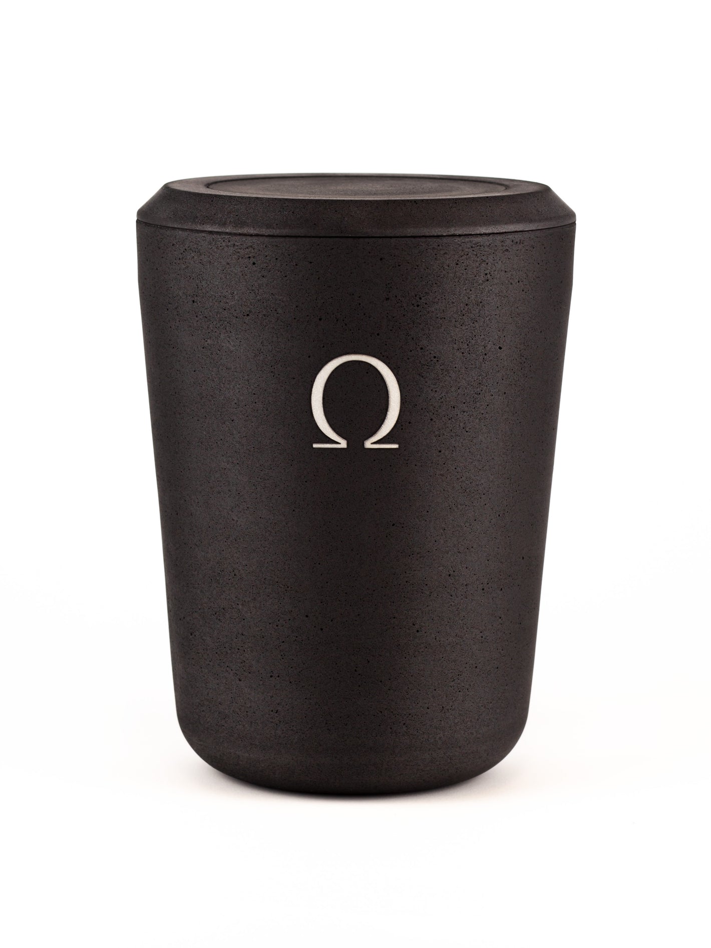Nachhaltige schwarze Kohleurne mit Omega Symbol als schlichtes Schmuckelement