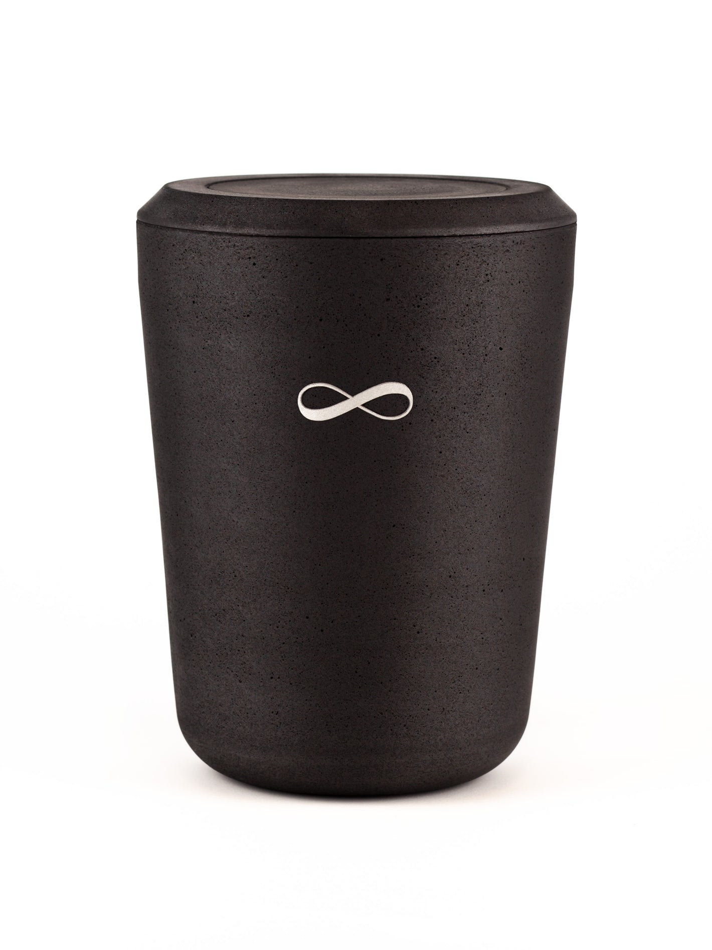 Nachhaltige schwarze Kohleurne mit Unendlichkeitszeichen als schlichtes Schmuckelement